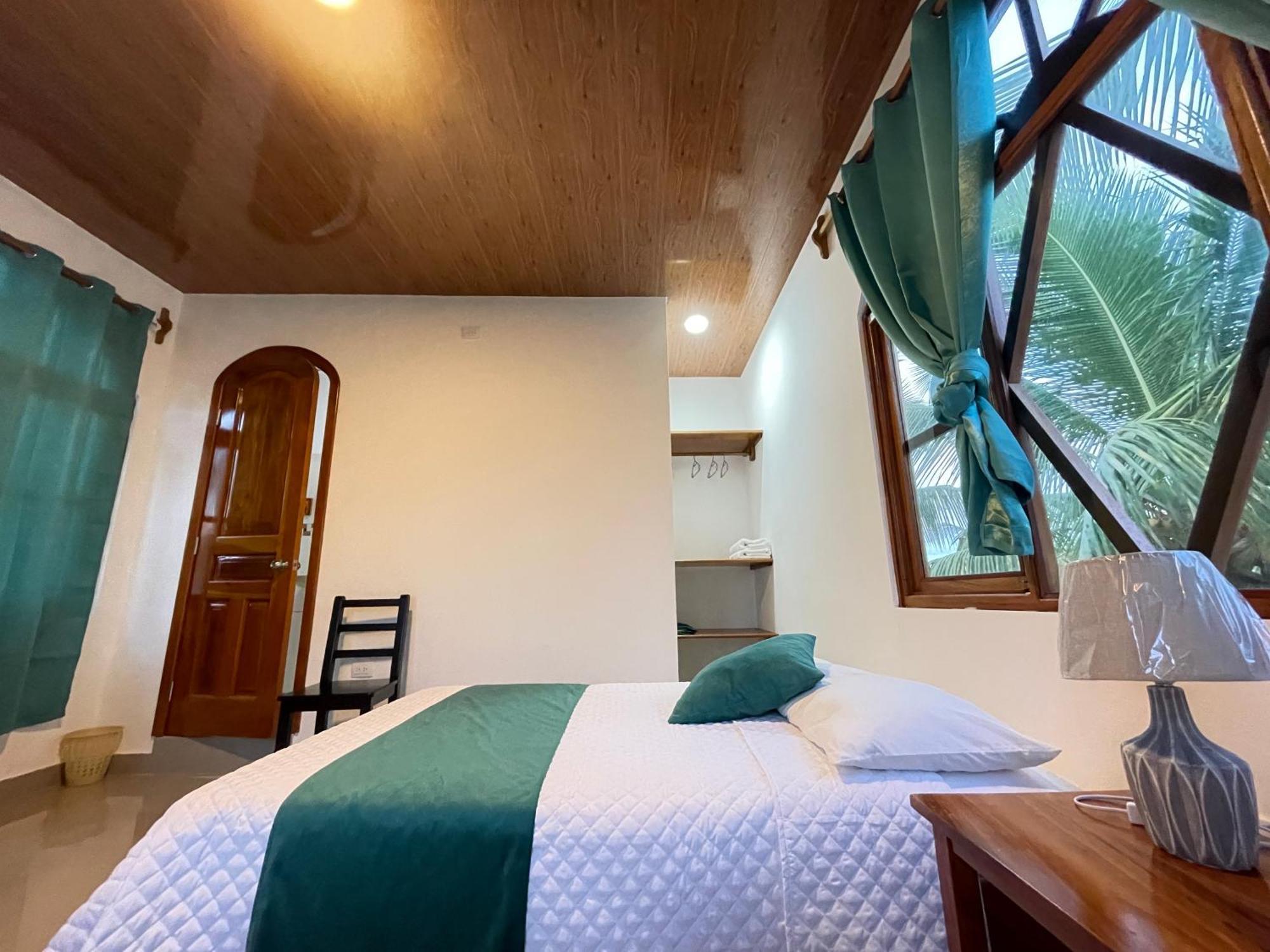 Hostal Muro De Las Lagrimas With High Speed Internet Starlink Puerto Villamil Bagian luar foto