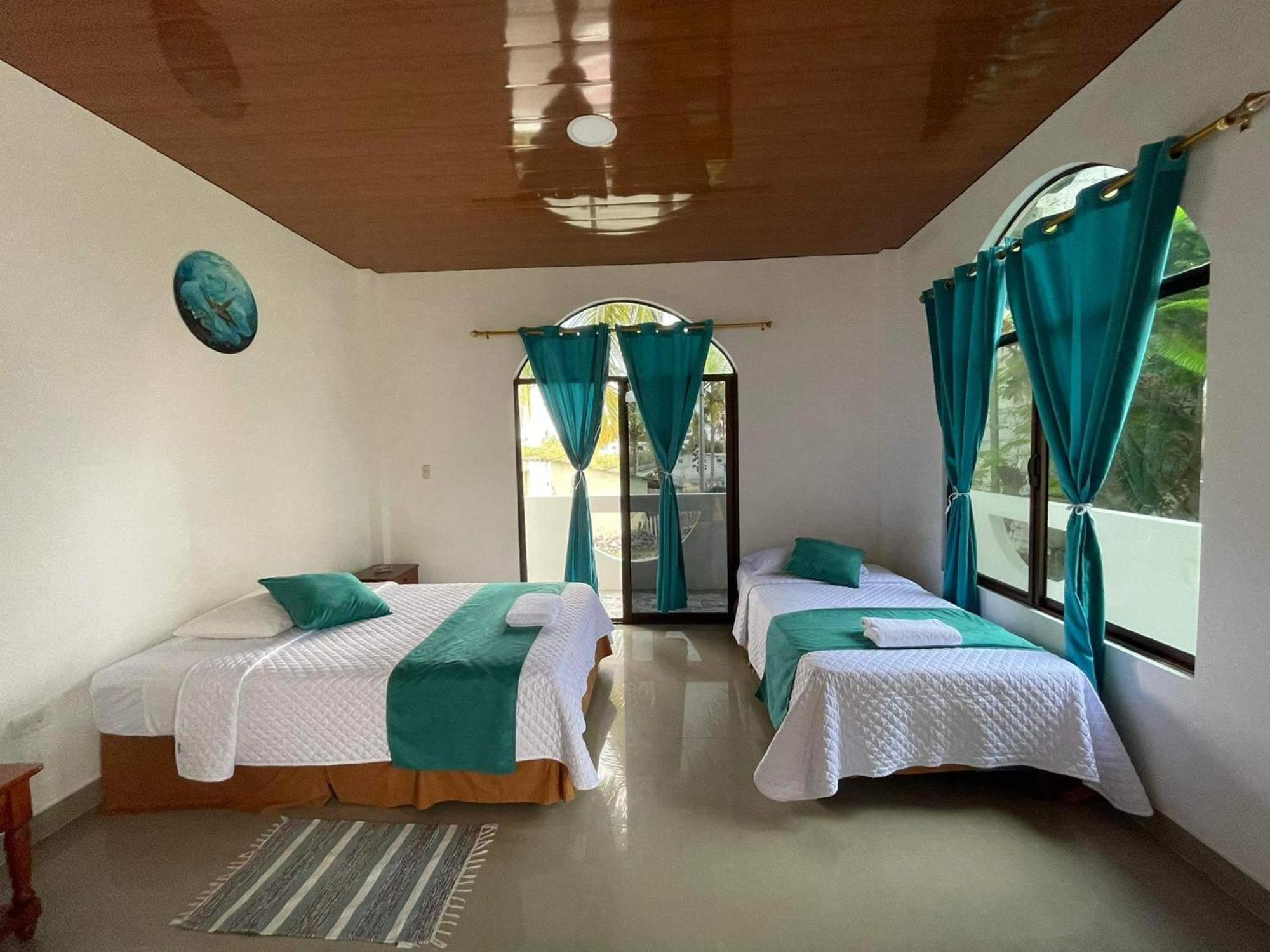 Hostal Muro De Las Lagrimas With High Speed Internet Starlink Puerto Villamil Bagian luar foto