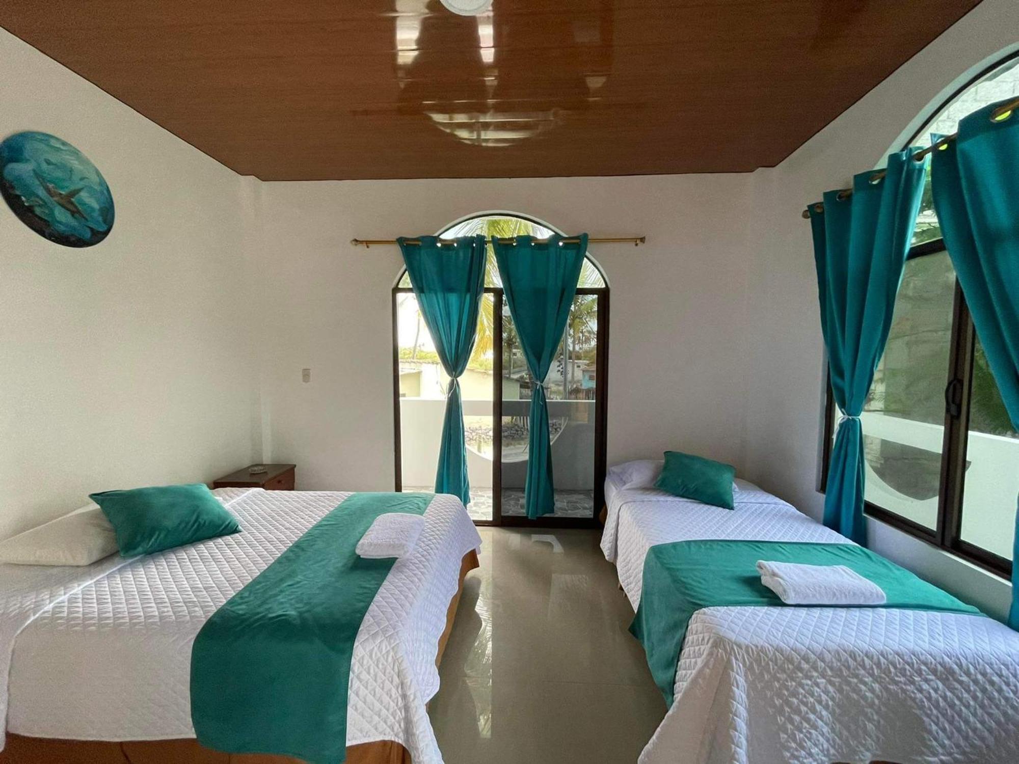 Hostal Muro De Las Lagrimas With High Speed Internet Starlink Puerto Villamil Bagian luar foto