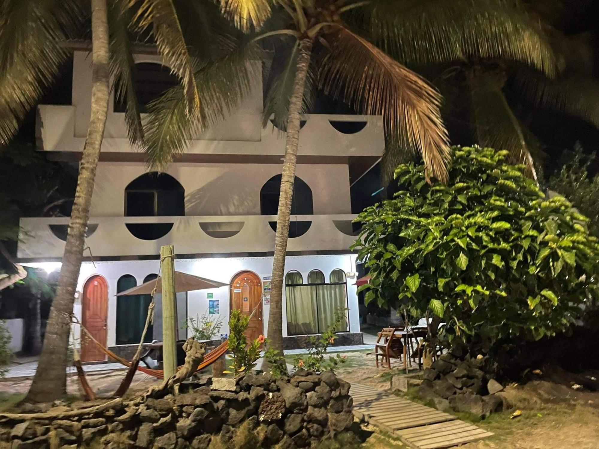 Hostal Muro De Las Lagrimas With High Speed Internet Starlink Puerto Villamil Bagian luar foto